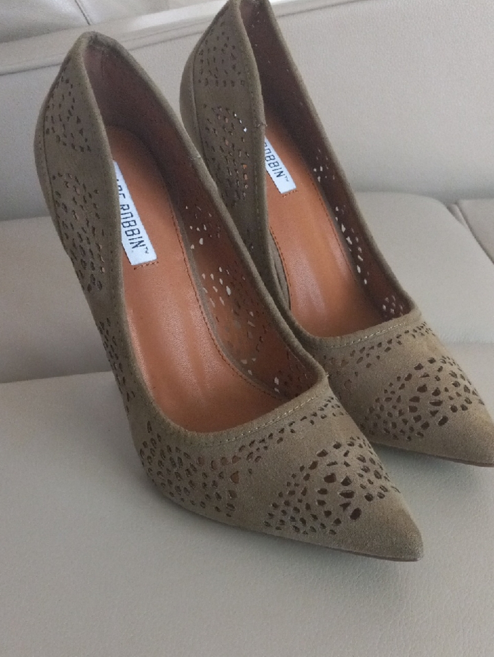 Cape Robbin Women's Olive Green Laser-Cut Pointed Toe Pumps Size 9M - Picture 3 of 17